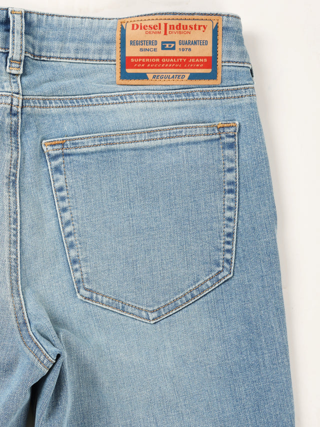 Diesel - Bootcut Fit Jeans - 1969 D-EBBEY