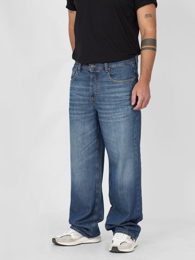 Diesel - Relaxed Fit Jeans - 2001 D-MACRO
