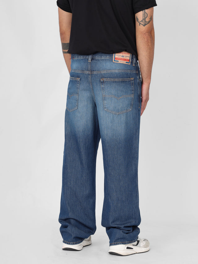 Diesel - Relaxed Fit Jeans - 2001 D-MACRO