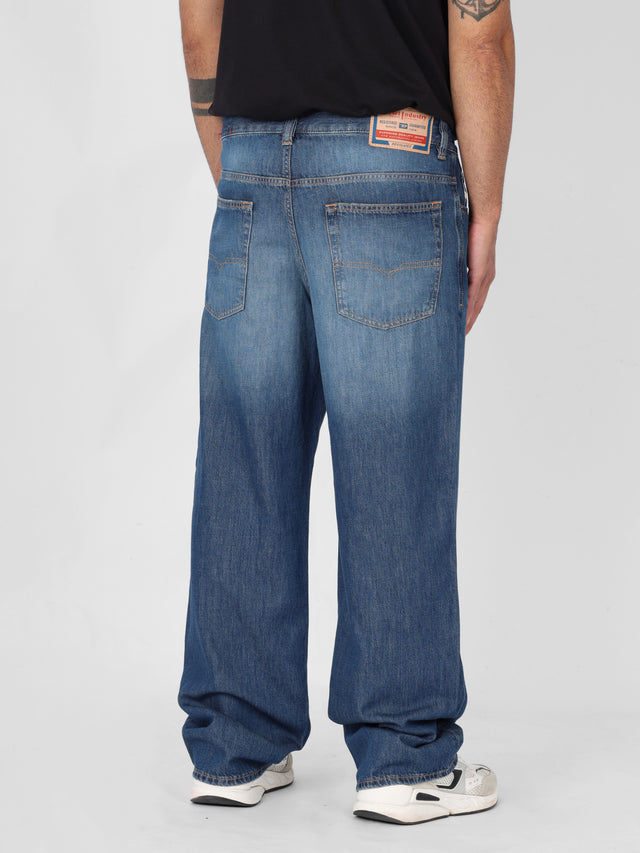 Diesel - Relaxed Fit Jeans - 2001 D-MACRO