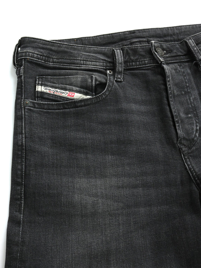 Diesel - Tapered Fit Jeans - Buster-X RB063