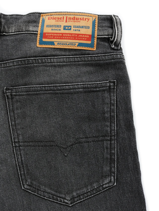 Diesel - Straight Fit Jeans - 1995 D-SARK 09F84