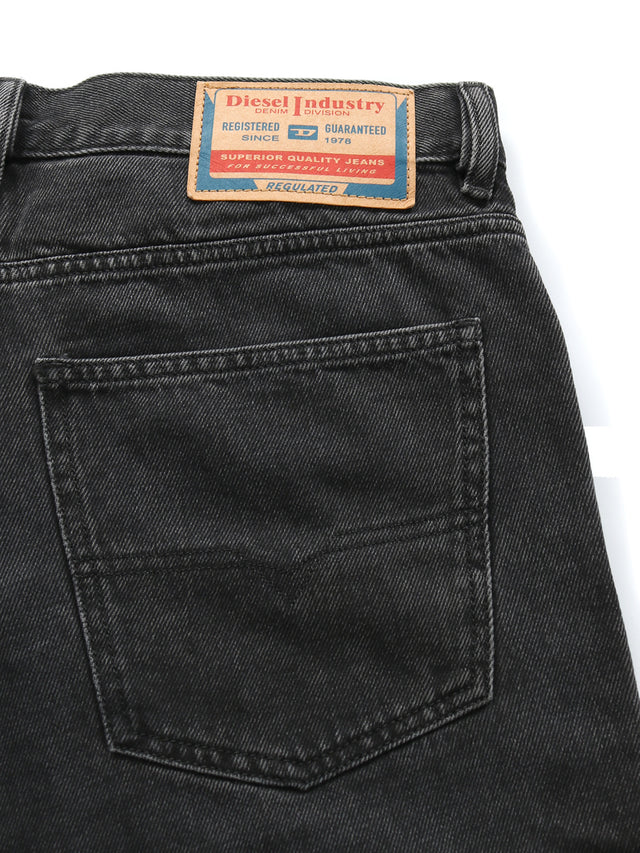 Diesel - Straight Fit Jeans - 1995 D-SARK 09B88